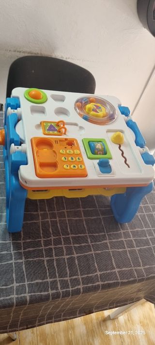 Mesa de actividades para bebé
