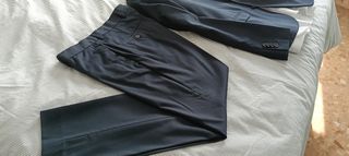 Traje azul marino con camisa