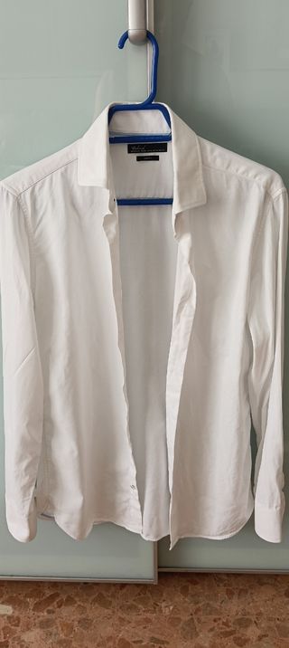Traje azul marino con camisa