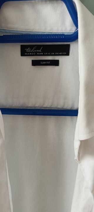 Traje azul marino con camisa