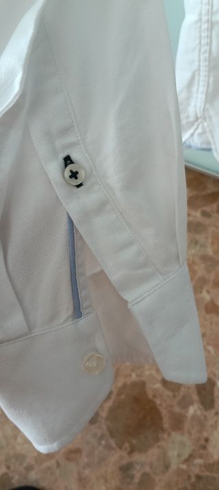 Traje azul marino con camisa