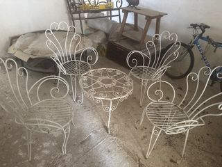 Mesa y 4 sillas de jardín