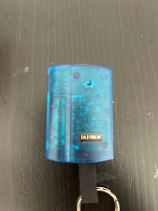 Mando de garaje azul y plateado