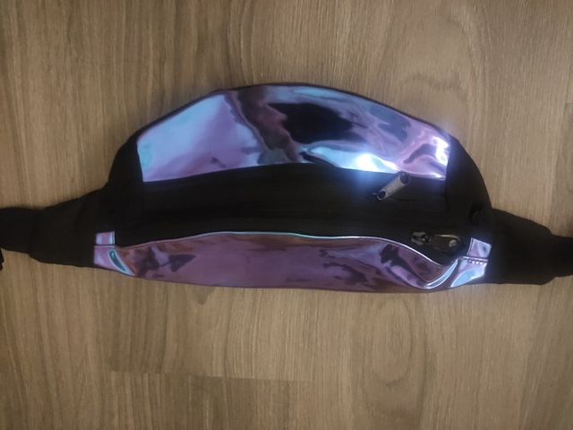 Riñonera negra con detalles iridiscentes