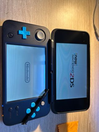 Nintendo 2DS XL negra y azul + Juegos y Accesorios