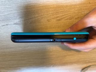 Nintendo 2DS XL negra y azul + Juegos y Accesorios