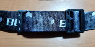 Linterna frontal con luz blanca y roja