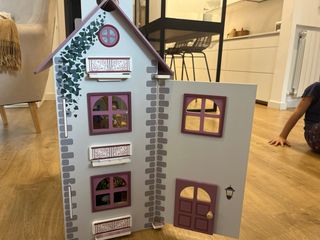 Casita de madera con muñecos y mobiliario