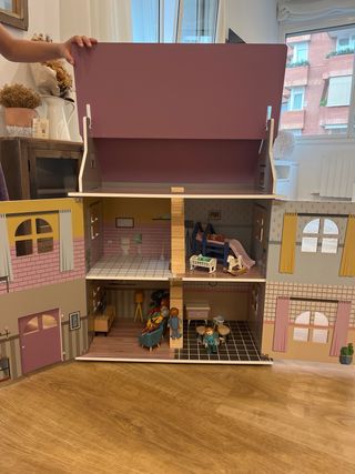 Casita de madera con muñecos y mobiliario