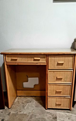 Escritorio de mimbre con cajones y cristal