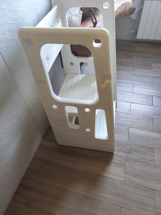 Torre de aprendizaje infantil blanca