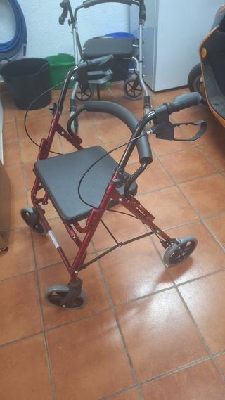 Caminador con asiento, respaldo y frenos.