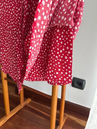 Falda corta floral roja con pantalón interior