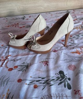 Tacones de piel beige
