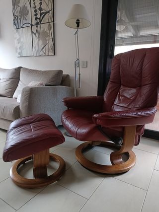 Butaca relax de piel roja con su puff, dos butacas