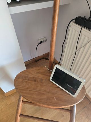 Lámpara de pie con revistero y mesa auxiliar