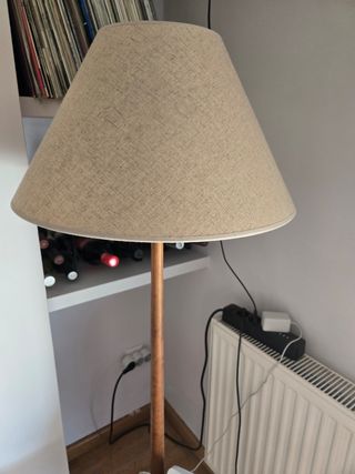 Lámpara de pie con revistero y mesa auxiliar