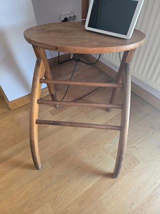 Lámpara de pie con revistero y mesa auxiliar