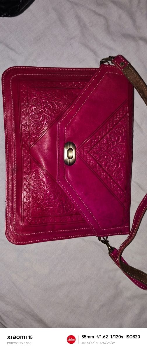 Bolso rosa de cuero con grabado
