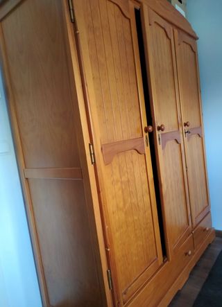 Armario de madera marrón