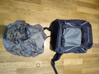 Mochila Port Designs con luz LED para bicicleta.