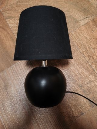 Lámpara de mesa negra moderna.