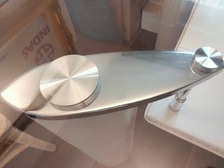 Mesa de comedor de cristal y cuero sintético.