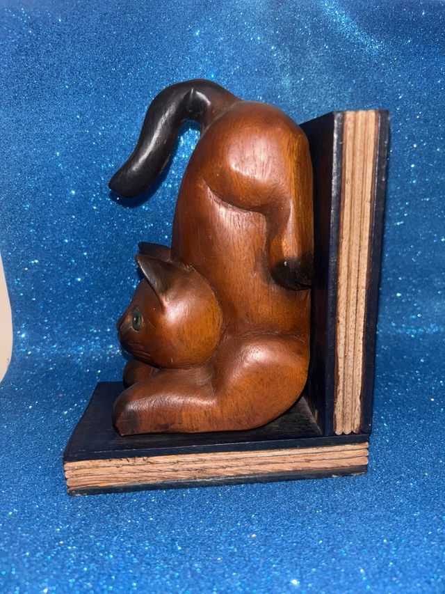 Reposa libros de madera gato