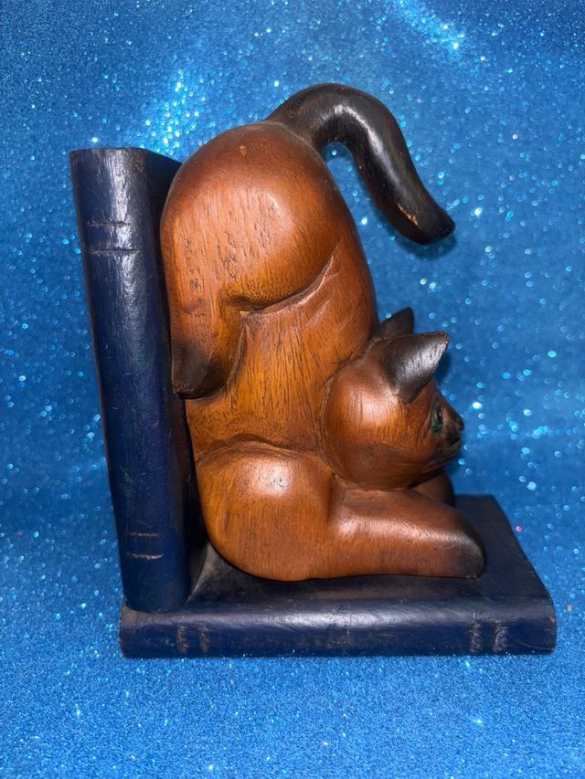 Reposa libros de madera gato