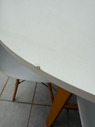 Mesa redonda blanca con 4 sillas