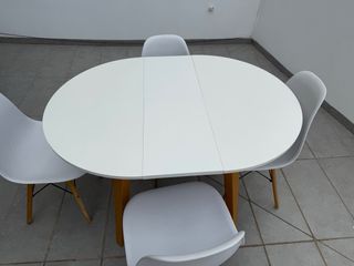 Mesa redonda blanca con 4 sillas