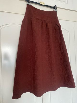 Falda larga marrón con textura