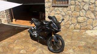 Moto deportiva negra YzfR-125