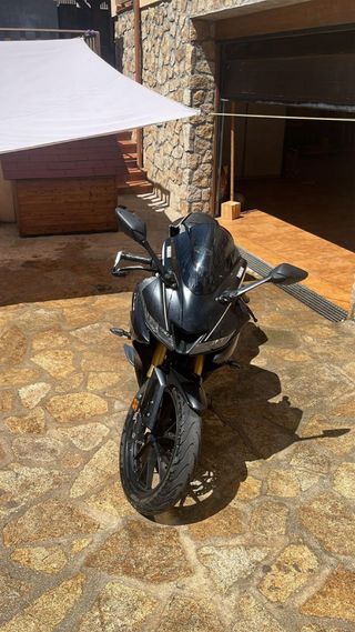 Moto deportiva negra YzfR-125