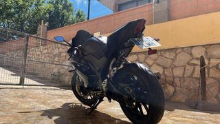 Moto deportiva negra YzfR-125