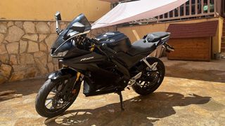 Moto deportiva negra YzfR-125