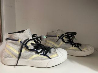 Converse grises y blancas