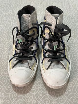 Converse grises y blancas