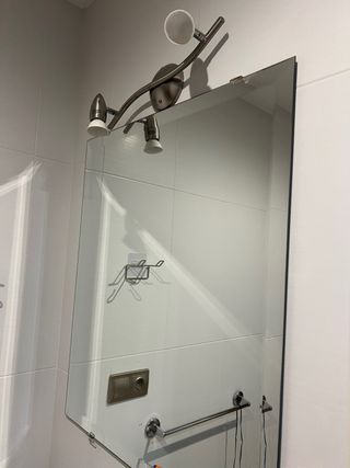 Dos espejos cuadrados iguales y un aplique baño.