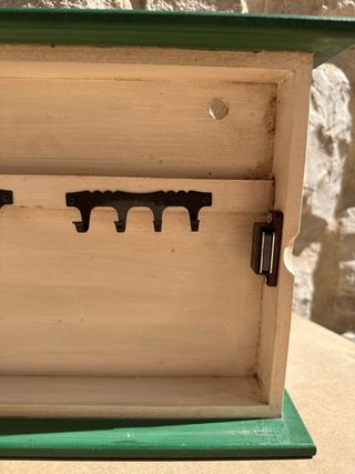 Mueble para llaves de madera pintado