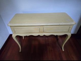 Cómoda de madera beige