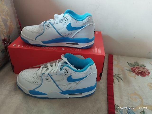 Zapatos Jordan Blancos y Azules