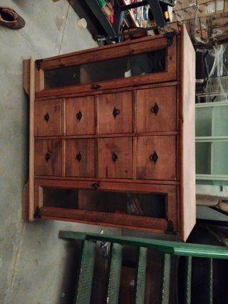 Cajonera de madera con detalles de cristal