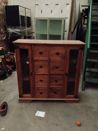 Cajonera de madera con detalles de cristal