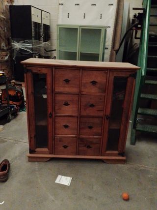 Cajonera de madera con detalles de cristal
