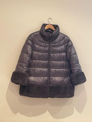 Plumifero gris con detalles de pelo
