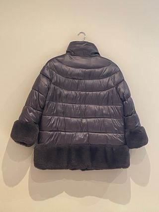 Plumifero gris con detalles de pelo
