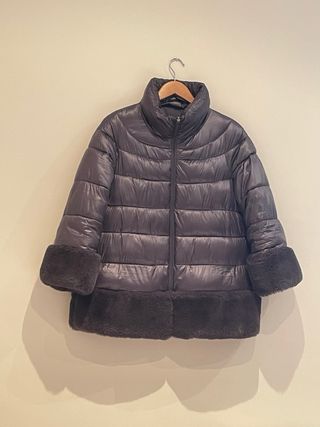 Plumifero gris con detalles de pelo