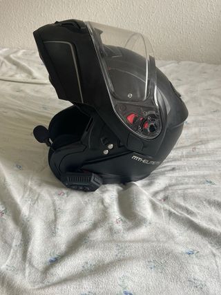 Casco de moto negro abatible