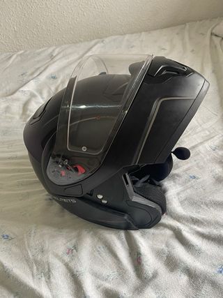 Casco de moto negro abatible